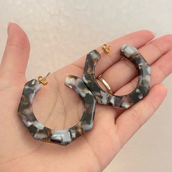 Acrylic chunky gold tone hoops earrings - Picture 1 of 6